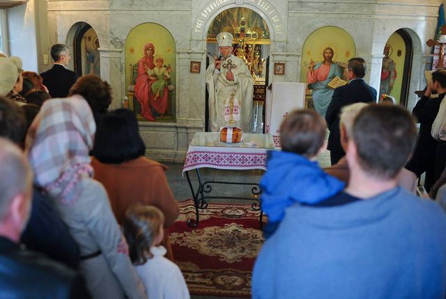 Яценюк с семьей посетили пасхальное богослужение. Фото: Фейсбук
