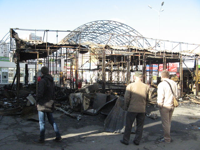 Утро после пожара: ларьки и вход в метро сгорели дотла | Фото: Александр Марущак