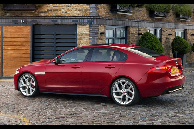 <p>Jaguar XE запустили в серію. Фото: autonews.ru</p>