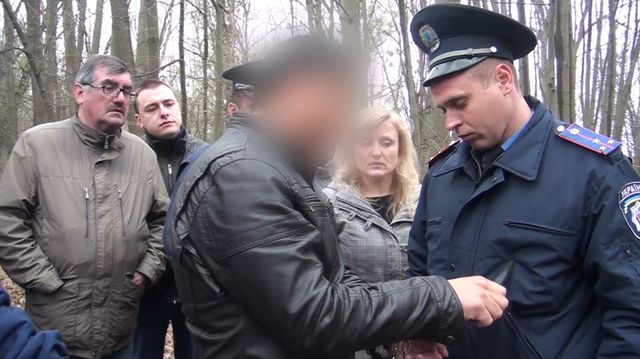 Убийца. Под конвоем отвезли в Голосеево, где он хладнокровно рассказал, как убил 47-летнюю киевлянку. Фото: mvs.gov.ua