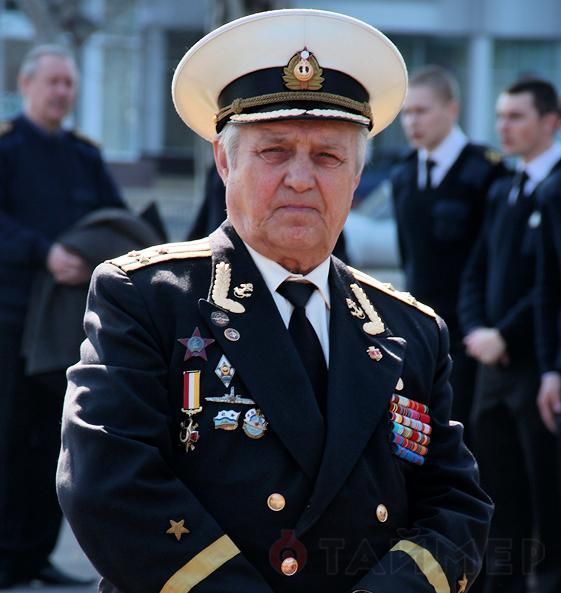 Капітан першого рангу Євген Лівшиць з дитинства захоплювався морем через вітчима, а в 13 років отримав статус старшини шлюпки