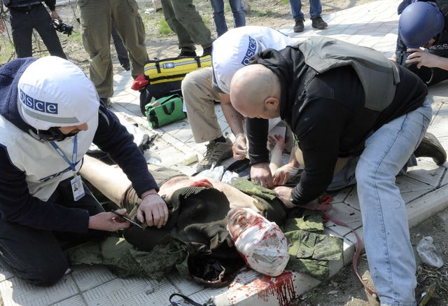Первая помощь раненому журналисту канала "Звезда". Фото: AFP