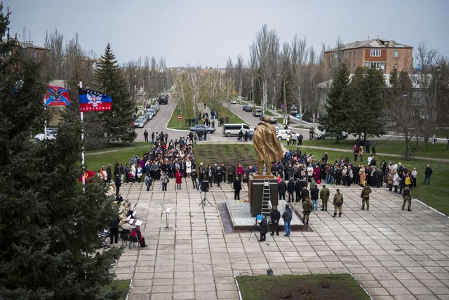 Боевики восстановили памятник Ленину в Новоазовске. Фото: AFP