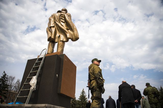 Боевики восстановили памятник Ленину в Новоазовске. Фото: AFP