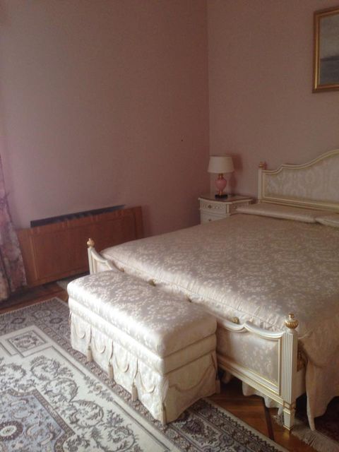 Одна из комнат для иностранных гостей в "Доме плачущей вдовы" (мебель итальянская)