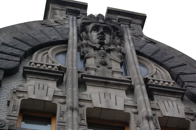 "Дом плачущей вдовы": женский плачущий макарон на фасаде, благодаря которому особняк и получил свое название