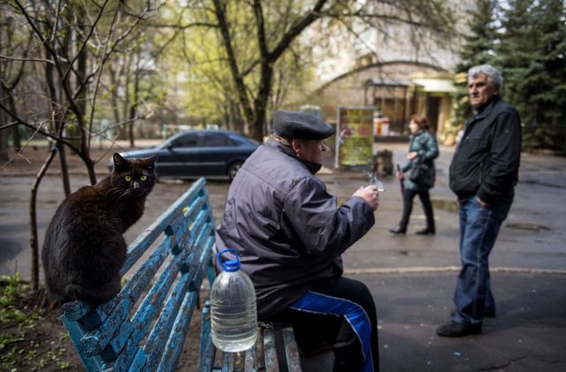 На улицах Донецка мало молодежи, в основном, пожилые люди. Фото: AFP