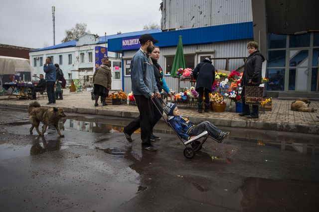 Без особой надобности люди на улицу стараются не выходить. Фото: AFP