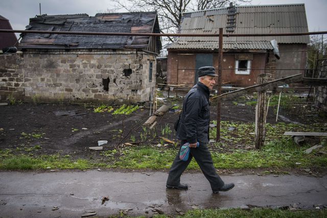 Небагатолюдні вулиці селища Жабунькі в районі Донецького Аеропорту. Фото: AFP