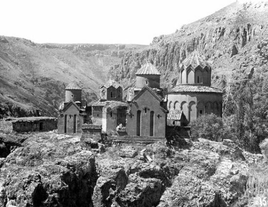 1900 годы. Общий вид на монастырь Хцконка под Ани (Турция)<br />
