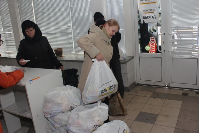 Выдача продуктовых наборов в Калининском и Ленинском районах Донецка. Фото: пресс-центр.
