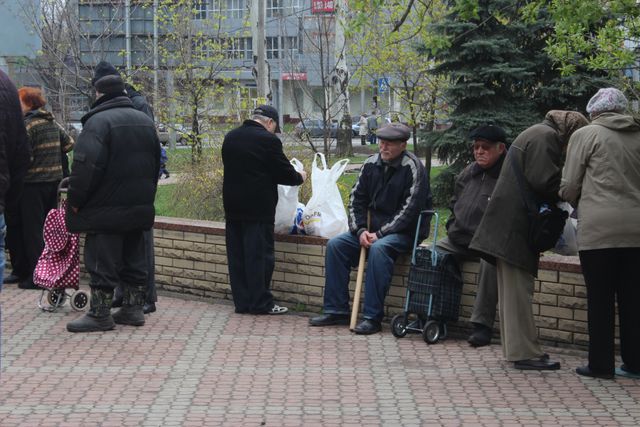 Выдача продуктовых наборов в Калининском и Ленинском районах Донецка. Фото: пресс-центр.