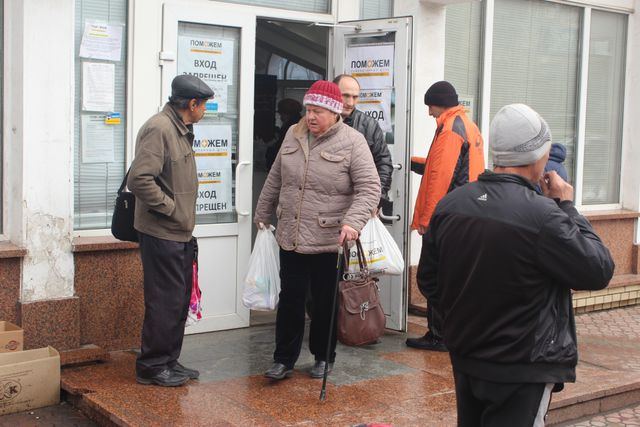 <p>Видача продуктових наборів в Калінінському і Ленінському районах Донецька. Фото: прес-центр.</p>