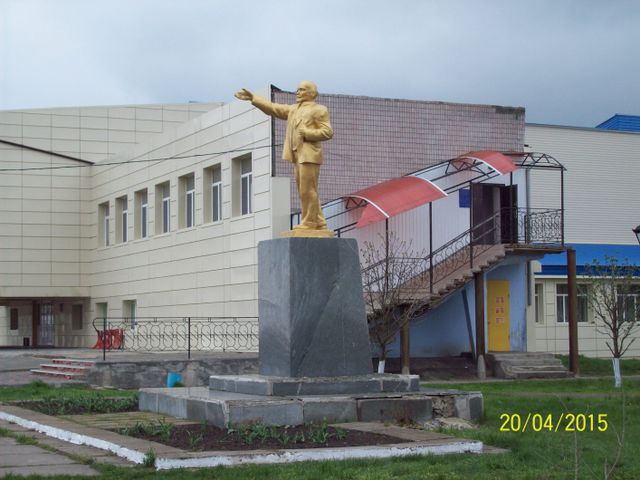 Свергнутого Ленина вернули на место, фото ria-m.tv