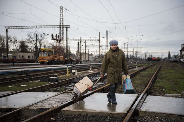 В Дебальцево частично функционирует железная дорога, а местные жители получают помощь от "Красного креста"  Фото: AFP