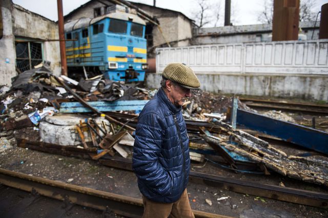 Поврежденные локомотивы в Дебальцево. Фото: AFP