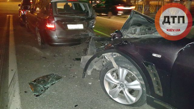 <p>Водій за кермом автомобіля Infiniti врізався в машини, що стоять на перехресті. Фото: Влад Антонов</p>
