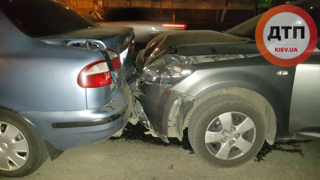 <p>Водій за кермом автомобіля Infiniti врізався в машини, що стоять на перехресті. Фото: Влад Антонов</p>