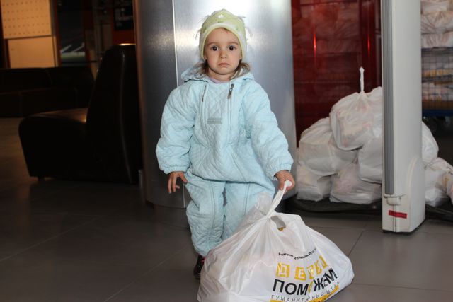 <p>Видача гуманітарних наборів для дітей в Донецьку. Фото: прес-центр.</p>