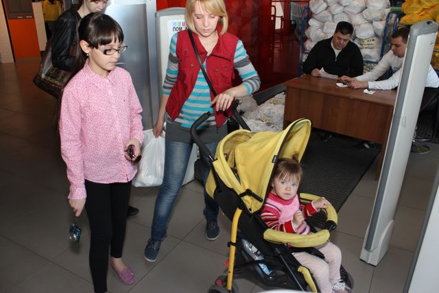 Выдача гуманитарных наборов для детей в Донецке. Фото: пресс-центр.