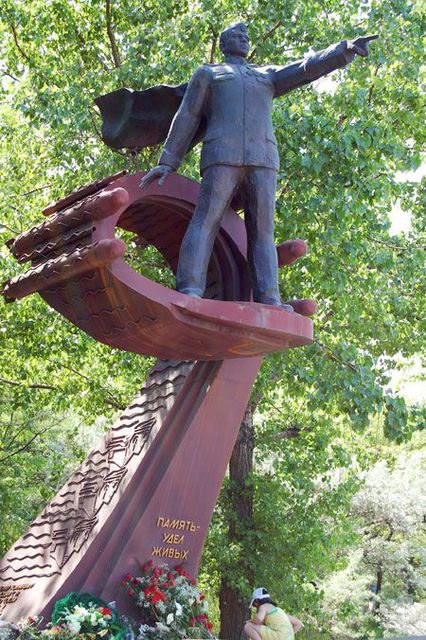 Пам'ятник герою. Марінеско увічнили в Херсонському сквері. Фото з архіву Л. Марінеско