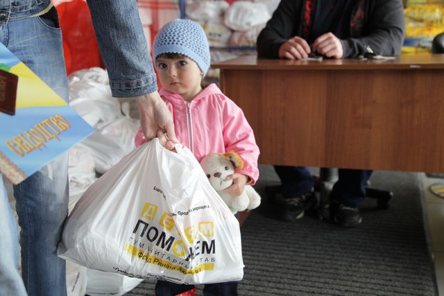 Выдача гуманитарной помощи на стадионе Донбасс Арена. Фото: пресс-центр.