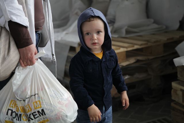 <p>Видача гуманітарної допомоги на стадіоні Донбас Арена. Фото: прес-центр.</p>
