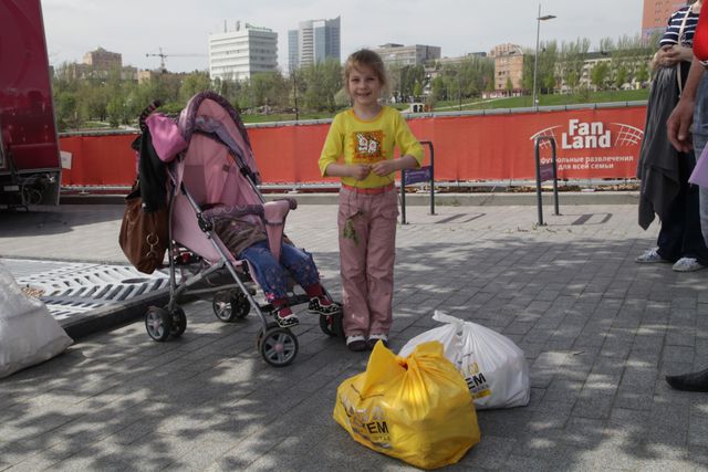 Выдача гуманитарной помощи на стадионе Донбасс Арена. Фото: пресс-центр.