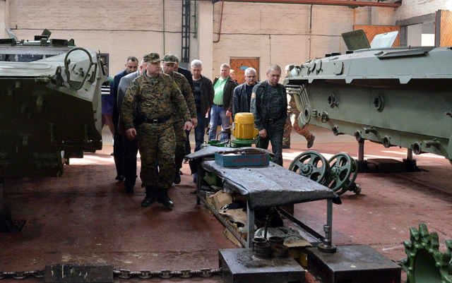 <p>Керівництво РНБО відвідало Житомирський бронетанковий завод. Фото: facebook.com/rnbou</p>