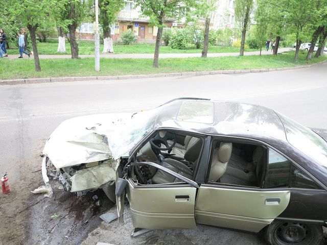 Водителя и пассажира увезли в больницы. Фото: УГАИ Киева