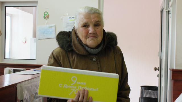 <p>Выдача подарков ветеранам в Пролетарском районе Донецка. Фото:пресс-центр.</p>