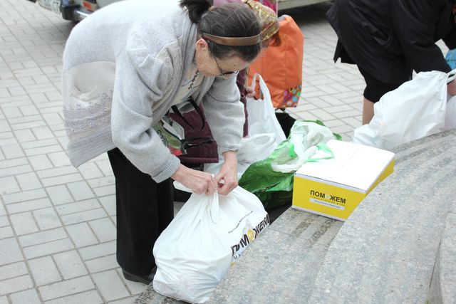 <p>Выдача подарков ветеранам в Пролетарском районе Донецка. Фото:пресс-центр.</p>