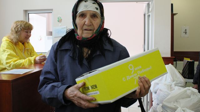 Выдача подарков ветеранам в Пролетарском районе Донецка. Фото:пресс-центр.