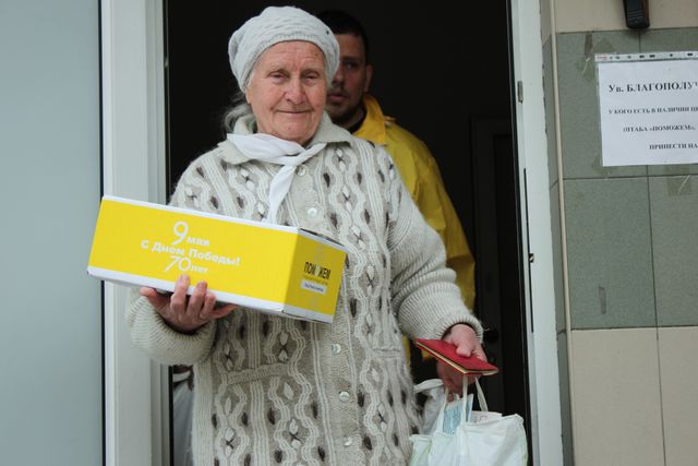 Выдача подарков ветеранам в Пролетарском районе Донецка. Фото:пресс-центр.