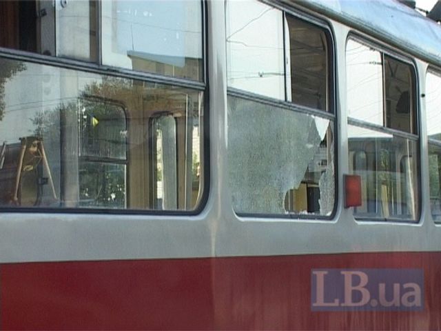 Деталь от трамвая свалилась на пассажирку. Фото: lb.ua