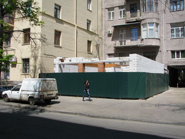 За окном — стена. Здание строили буквально в паре метров от дома. Фото: М. Иванов