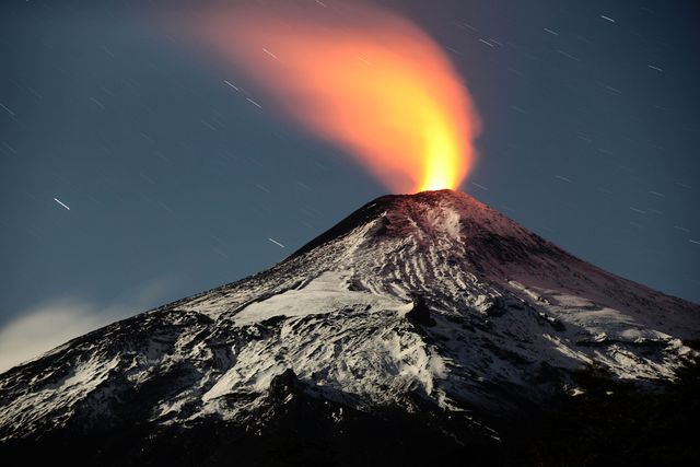 Извержение раскаленной лавы из кратера чилийского вулкана Вильяррика. Фото сделано при помощи длительной выдержки. Фото: AFP