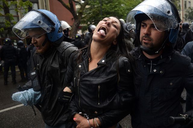 В Милане первомайское шествие переросло в столкновение с полицией.  Арестованы почти 80 человек. Фото: AFP