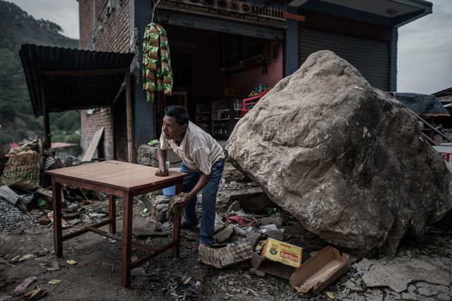 Кількість жертв землетрусу в Непалі досягла 8,413 тисячі осіб. За останніми даними, кількість постраждалих від стихії склала 17,6 тисячі осіб. Крім того, 260 осіб все ще вважаються зниклими безвісти. Землетрус магнітудою 7,9 сталося 25 квітня вранці поблизу столиці Непалу Катманду і призвело до значних руйнувань. За ним послідував ще один потужний землетрус магнітудою 6,7, а також кілька афтершоків. Фото: AFP