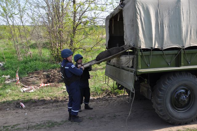 Операция по обезвреживанию авиабомбы в Кировограде. Фото: mns.gov.ua