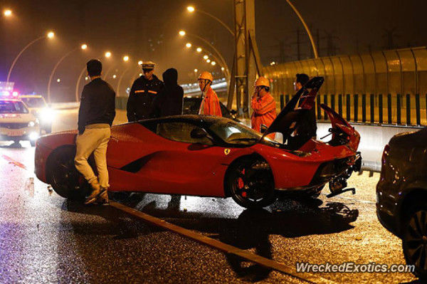 Авария Ferrari LaFerrari в Китае. Фото: wreckedexotics.com