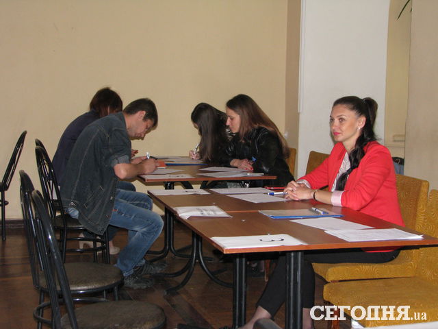 Анкеты заполняют молодые люди разных профессий, которые хотят изменить систему. Фото: М. Иванов