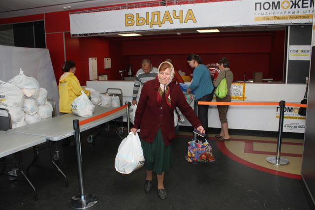 <p>Видача допомоги Гуманітарного штабу в Донецьку. Фото: прес-центр.</p>