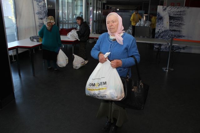 Выдача помощи Гуманитарного штаба в Донецке. Фото: пресс-центр.