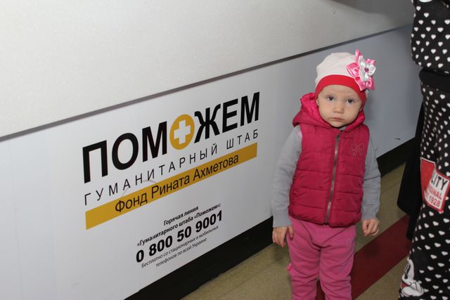 Выдача помощи Гуманитарного штаба в Донецке. Фото: пресс-центр.