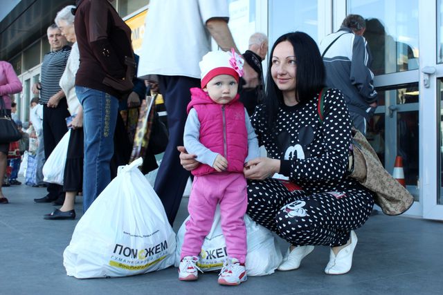 <p>Видача допомоги Гуманітарного штабу в Донецьку. Фото: прес-центр.</p>