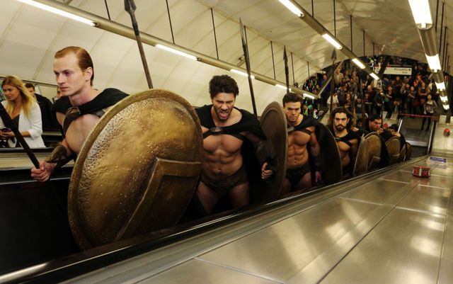 Грозные "спартанцы" проехались в лондонской подземке. Фото: lifo.gr