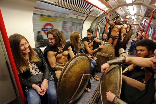 <p>Грізні "спартанці" проїхалися в лондонській підземці. Фото: lifo.gr</p>
