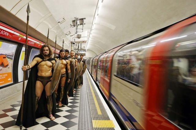 <p>Грізні "спартанці" проїхалися в лондонській підземці. Фото: lifo.gr</p>
