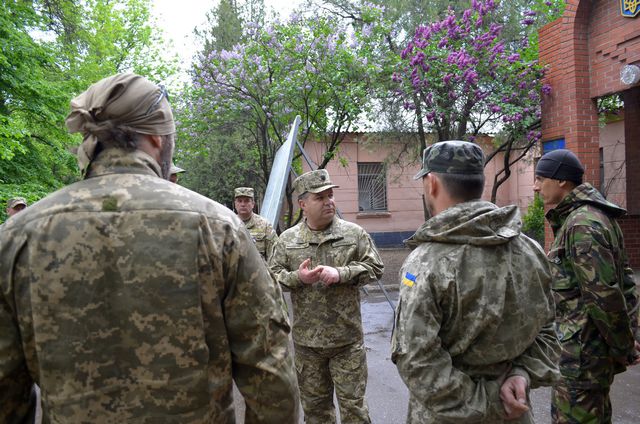<p>Полторак відвідав військові підрозділи в зоні бойових дій, фото mil.gov.ua</p>